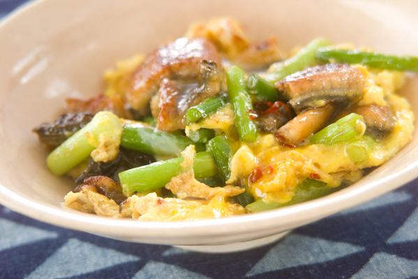 白い皿に盛られたうなぎのピリ辛卵とじ