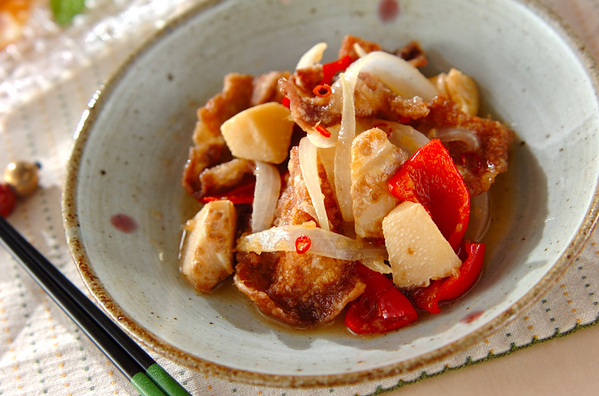 中皿に盛り付けられた豚ロース肉と玉ねぎの南蛮漬け