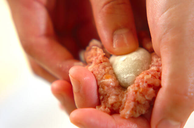 ウズラ卵入りハンバーグの作り方の手順1