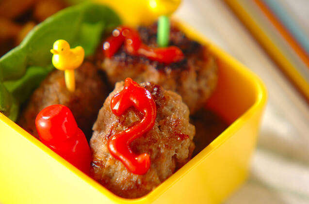 ウズラ卵入りハンバーグ