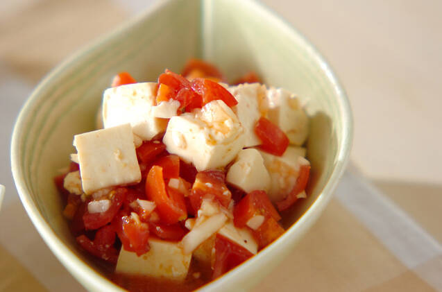 白い器に盛り付けられた豆腐のトマト入りサルサソース和え