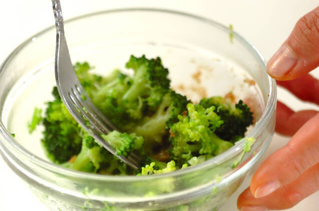 つぶしブロッコリーのサラダの作り方の手順2