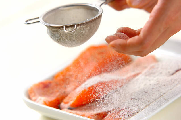 簡単サーモンのムニエル レモンクリームで爽やかに 基本の作り方の作り方の手順1