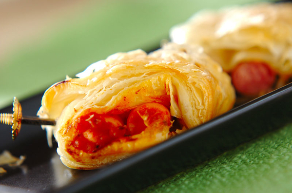 黒いお皿に盛られたウインナーパイのピンチョス