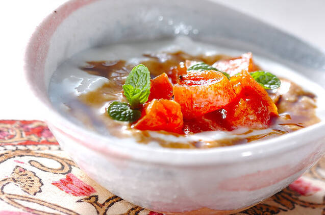 白い器に盛られた干し柿インヨーグルト