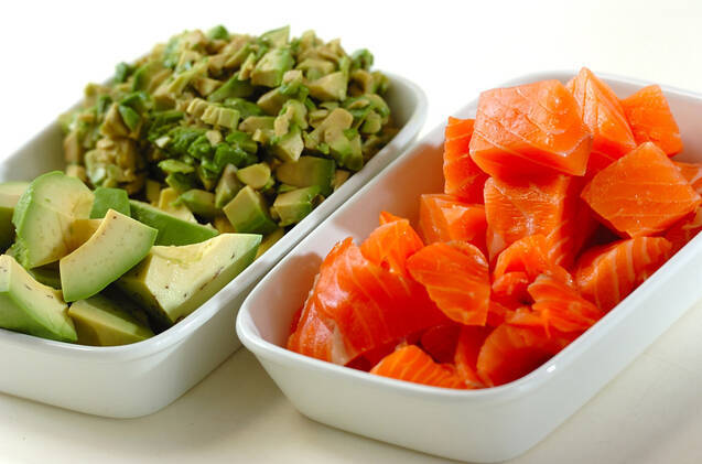 サーモンとアボカドの和え物・イクラちらしの作り方の手順1