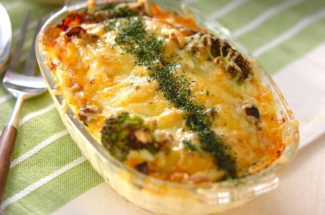 ガラスの容器に入った鮭のチーズ焼き