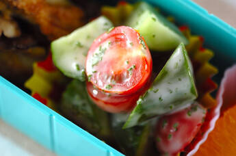 プチトマトとキュウリのサラダ