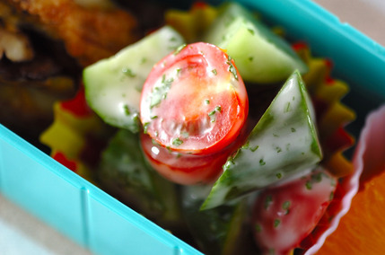 プチトマトとキュウリのサラダ