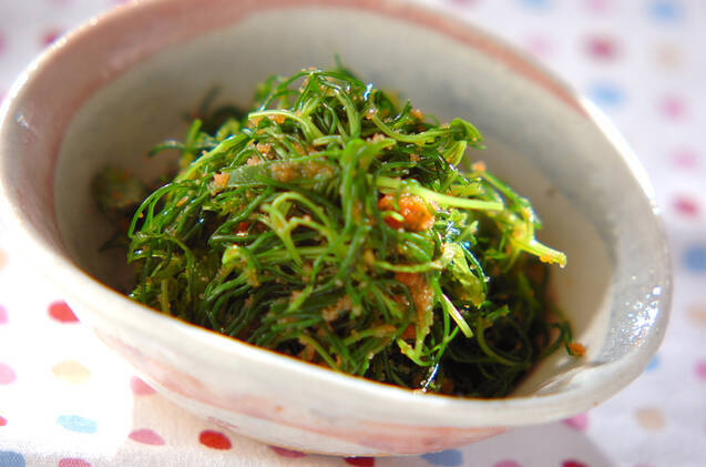 器におかひじきのタラコ和えが入っている