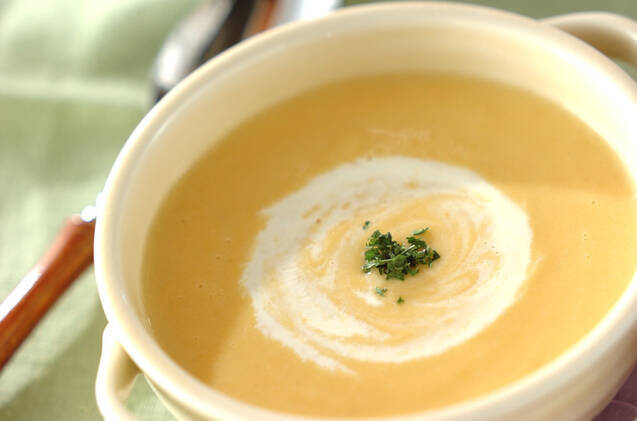 白色のスープボウルに盛られたじゃがいもと玉ねぎとにんじんのスープ