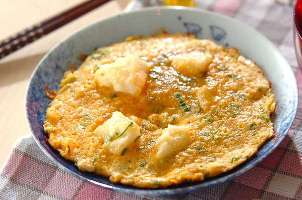 模様入りの深皿に盛りつけられた明太とろろのふんわり卵焼き