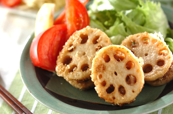 緑色の皿に盛られた豚ひき肉のはさみ揚げ