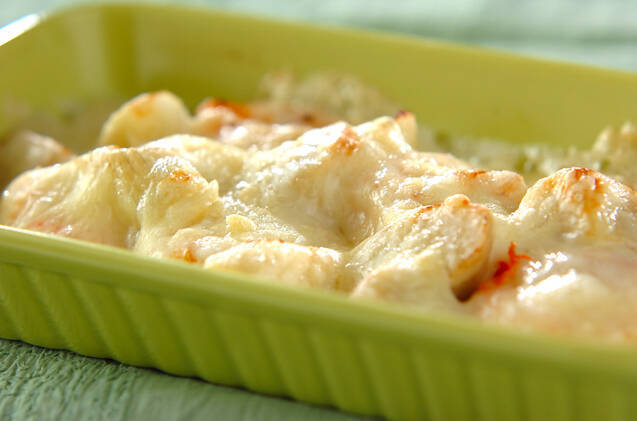 グラタン皿に入ったウドのチーズ焼き