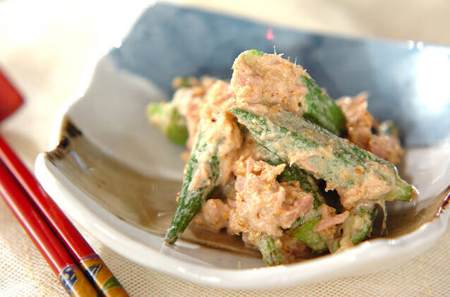 オクラとツナのゴママヨ和えが盛られている様子