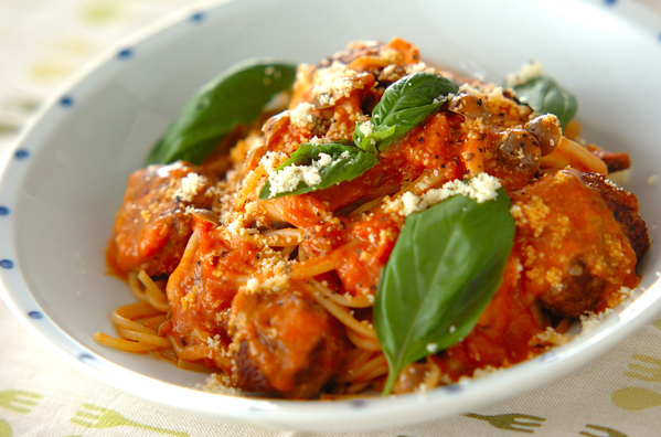 白い器に盛られたミートボールのきのこパスタ