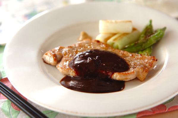 赤みそとはちみつ入りケチャップソースがけのポークソテー