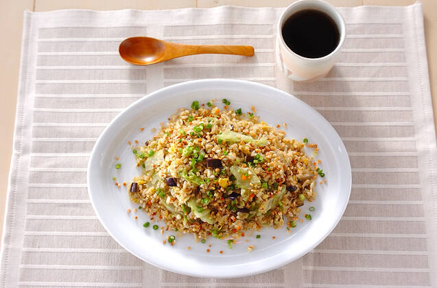 白い皿に盛られたじゃこ発芽玄米チャーハン