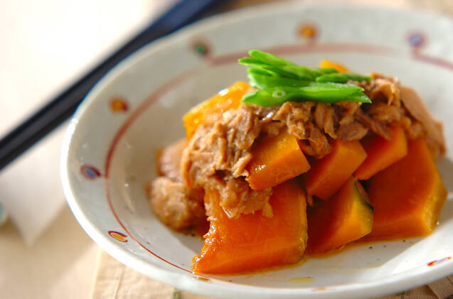 陶器の器に入ったかぼちゃとシーチキンのレンジ蒸し