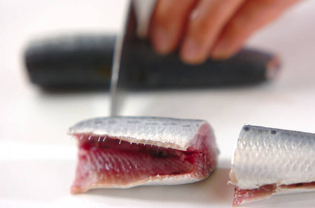 イワシの黒酢煮込みの作り方の手順1