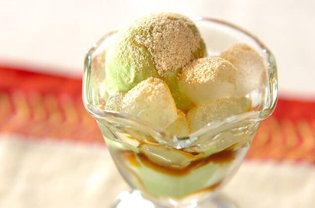 ガラスの器に盛り付けられたわらび餅の和風パフェ