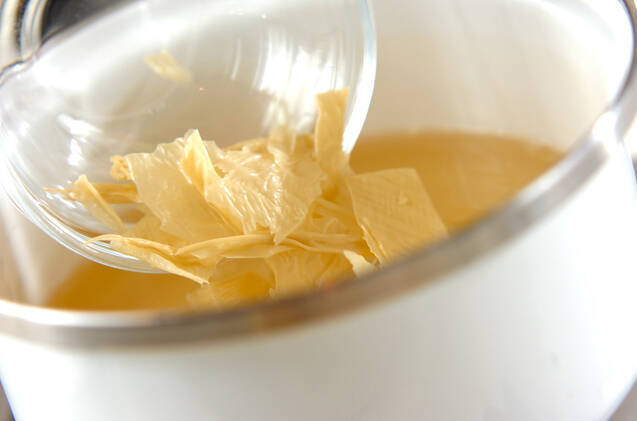 桜エビと湯葉のお吸い物の作り方の手順1