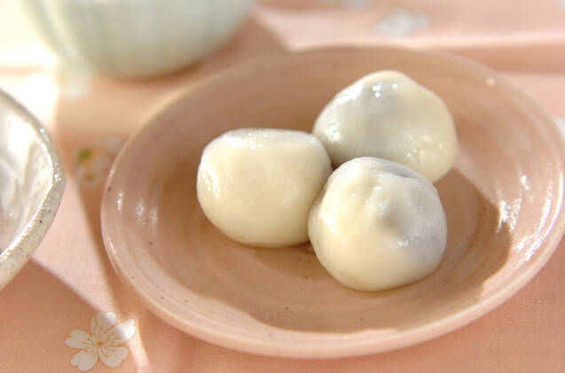 ピンク色のお皿に盛られた桜あん入り白玉団子