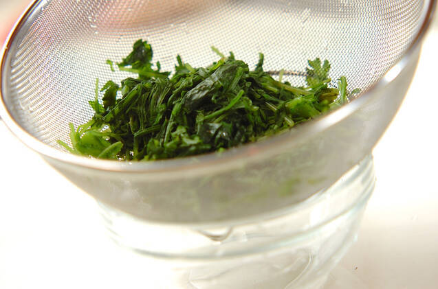 ミツバと菊菜のおろし和えの作り方の手順4