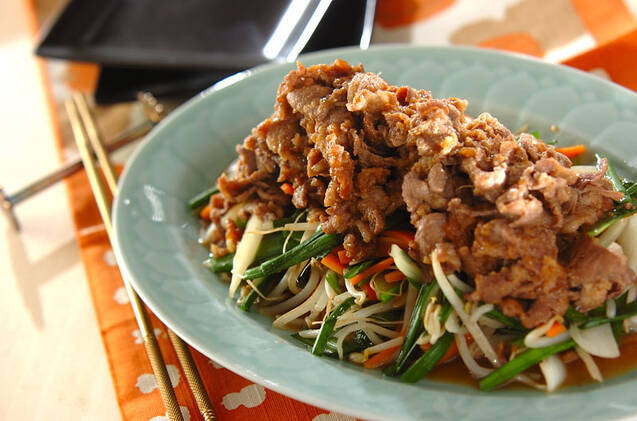 楕円形のお皿に盛られた甘辛ダレでジンギスカン風ラム肉の炒め物