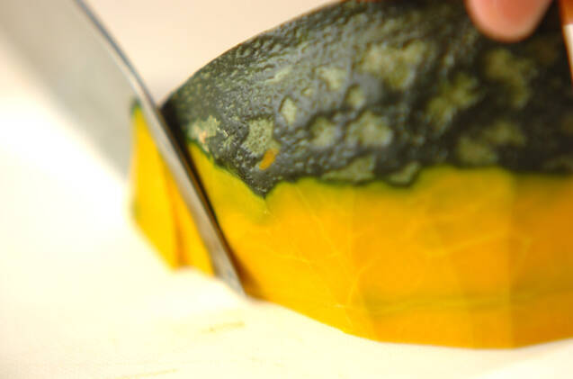 カボチャと玉ネギのみそ汁の作り方の手順1