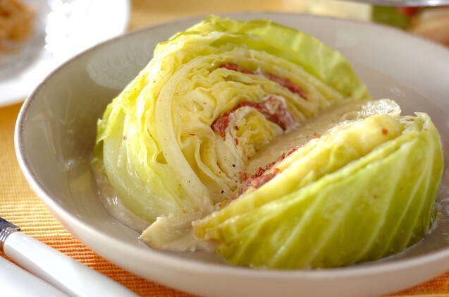 白い丸皿に盛られたキャベツとコンビーフのミルク煮