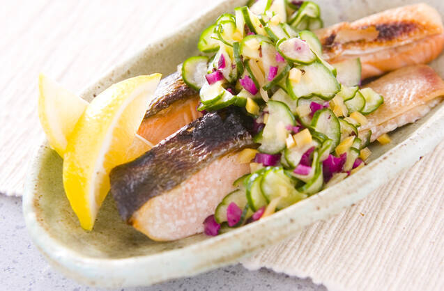 レモンが添えられた焼き魚のしば漬けソースのせ