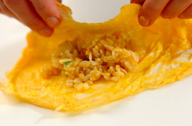 卵包みチャーハンの作り方の手順3