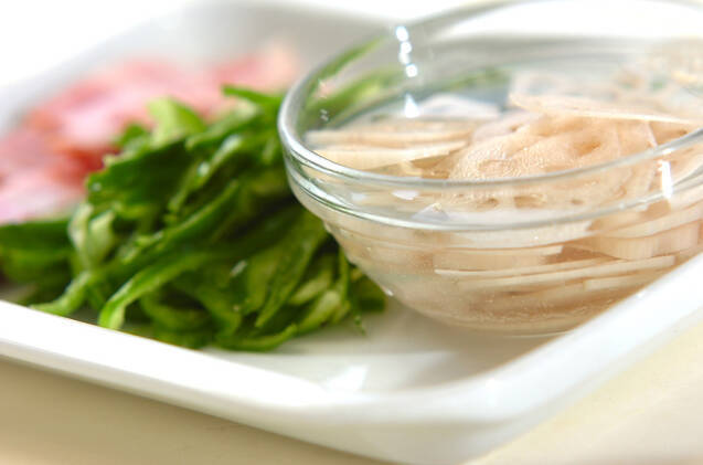 レンコンのオイスター炒めの作り方の手順1