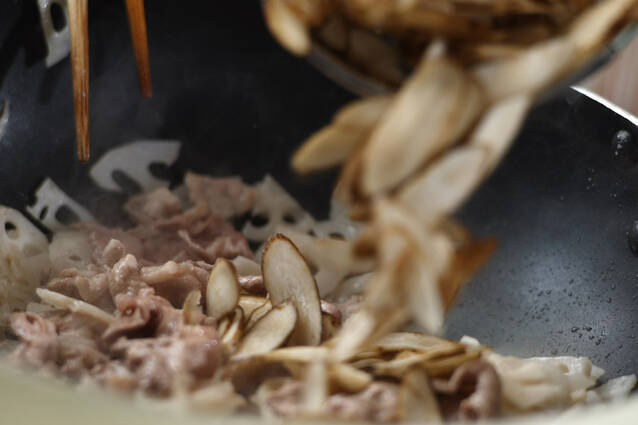 レンコンと豚肉の炒め物の作り方の手順5
