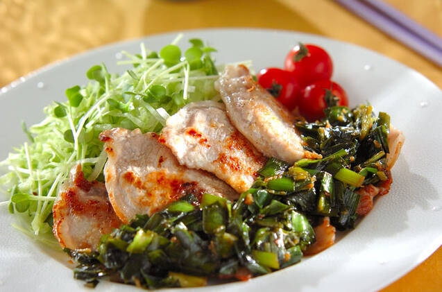 白い皿に盛り付けられた、生姜焼き用豚肉のにらソース添え