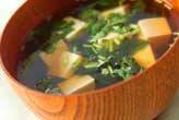 豆腐とワカメの吸い物