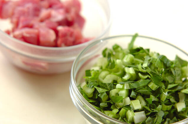 豚肉と小松菜のレタス包みの作り方の手順1