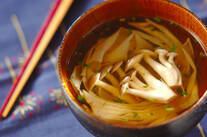 湯葉とシメジのお吸い物