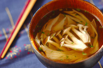 湯葉とシメジのお吸い物
