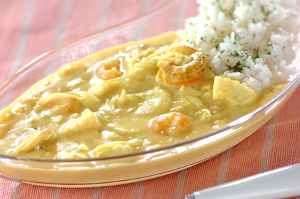 器に盛られたホワイトシーフードカレー