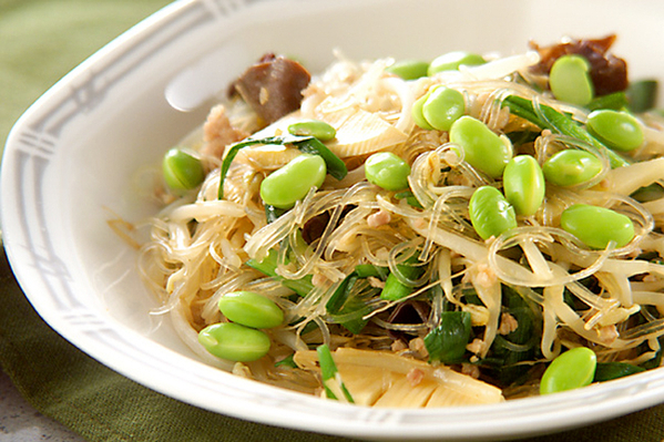 フチにグレーのラインが入っている皿に盛られた、春雨と枝豆のそぼろ中華炒め
