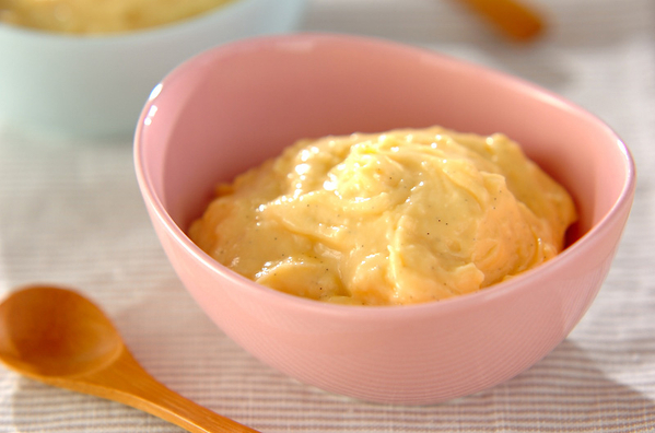 ピンク色の器に入ったカスタードクリーム