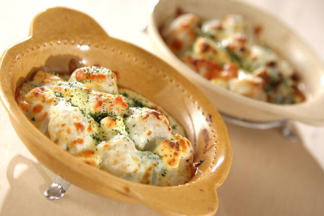 ベージュのグラタン皿に盛り付けられている鮭とほうれん草の里芋グラタン