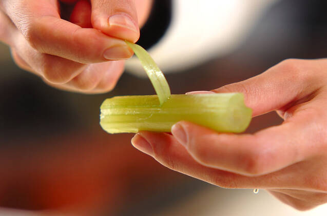 フキの煮物の作り方の手順1