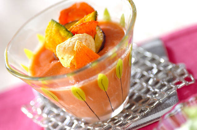 ガラスカップに入った野菜ジュースのミルクプリン