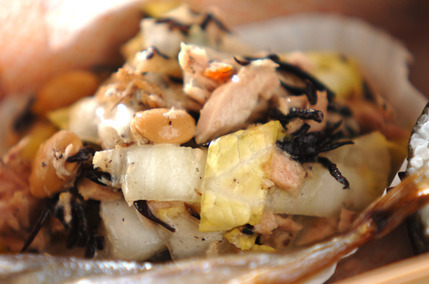 皿に盛られた白菜とひじきのツナ缶サラダ