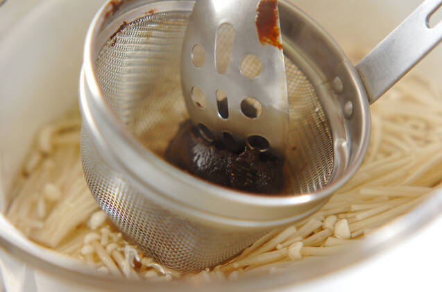 麩とエノキの赤だしの作り方の手順3