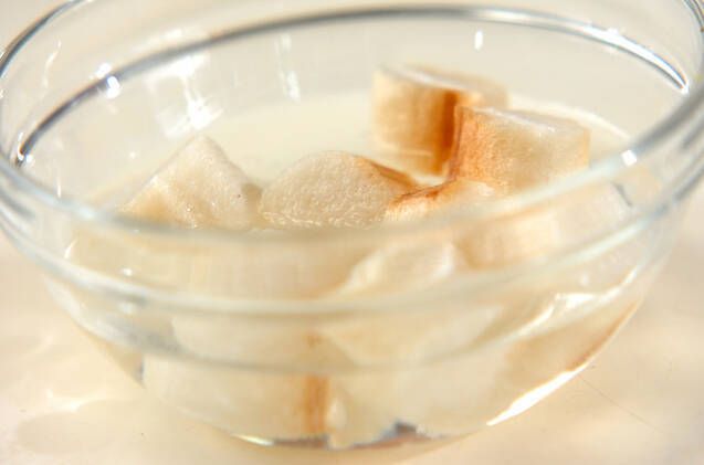 麩とエノキの赤だしの作り方の手順1