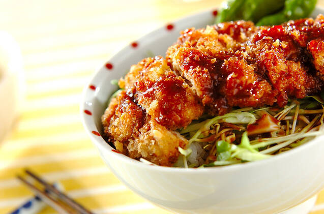 丼に盛られたソースカツ丼